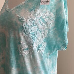 NWT blue white tie-dye shirt with embroidered flowers by Sonoma women’s large